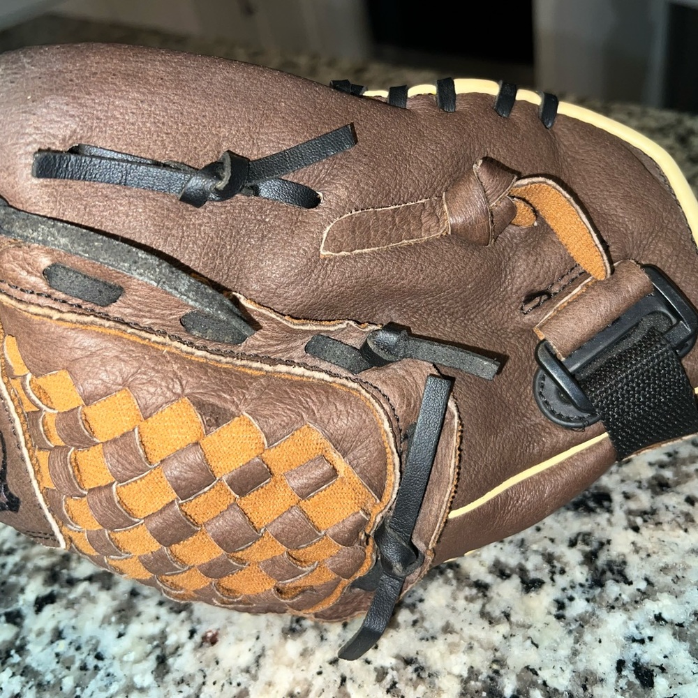 Mizuno Brown and Tan Kids Baseball Glove
